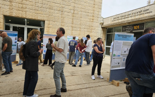 הצגת פוסטרים 9.4.25