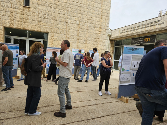 הצגת פוסטרים של תלמידי תואר שני - צפו בגלריית התמונות הצגת פוסטרים 9.4.25